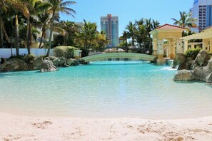 Piscina interna, 2 piscinas externas