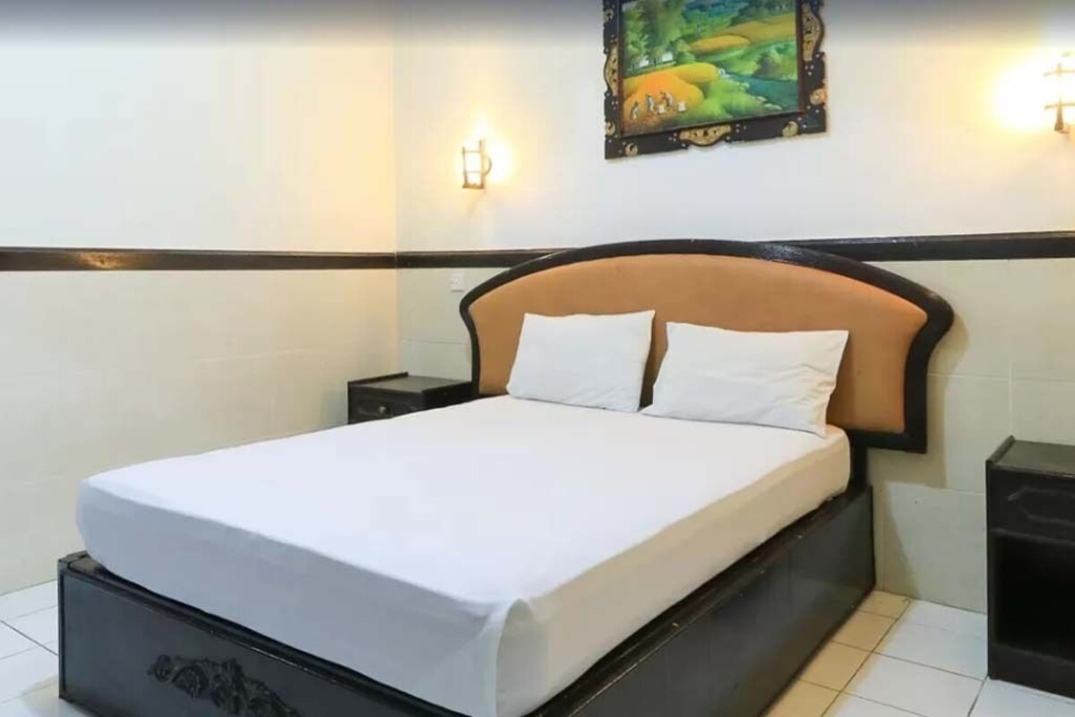 Desk, free WiFi, bed sheets