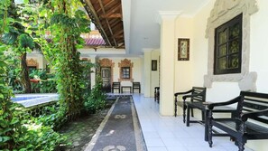 Balcony view - Sky Hotel Sanjaya - Hostel (Kuta)