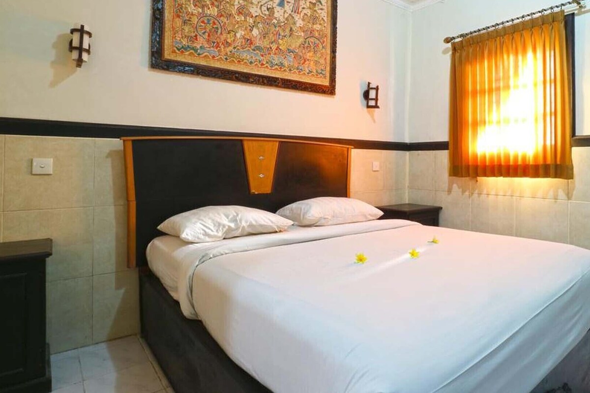 Desk, free WiFi, bed sheets