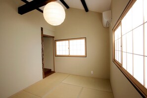 Private Vacation Home | 4 bedrooms, down duvets, Tempur-Pedic beds, free minibar items - Kyomachiya Inari Sou (Kyoto)