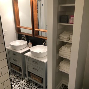 Combined shower/bathtub, hair dryer, towels, shampoo