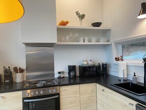 Geladeira, micro-ondas, fogão, cooktop