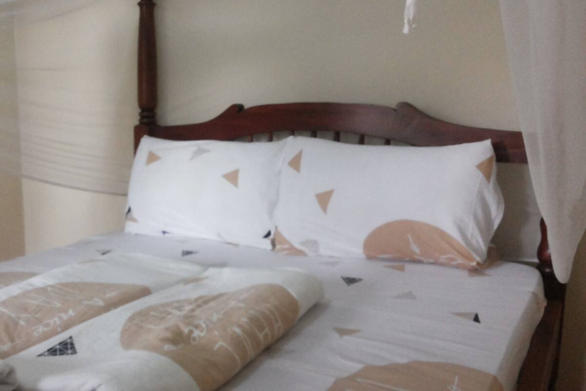 Deluxe Double Room | Soundproofing, WiFi (free), individually furnished, bed sheets
