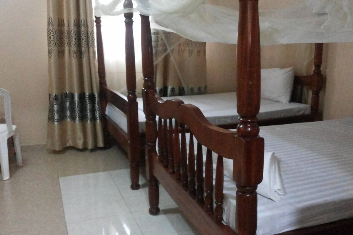 Deluxe Twin Room | Soundproofing, WiFi (free), individually furnished, bed sheets