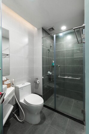 Superior tweepersoonskamer | Badkamer | Een douche, een regendouche, een haardroger, pantoffels