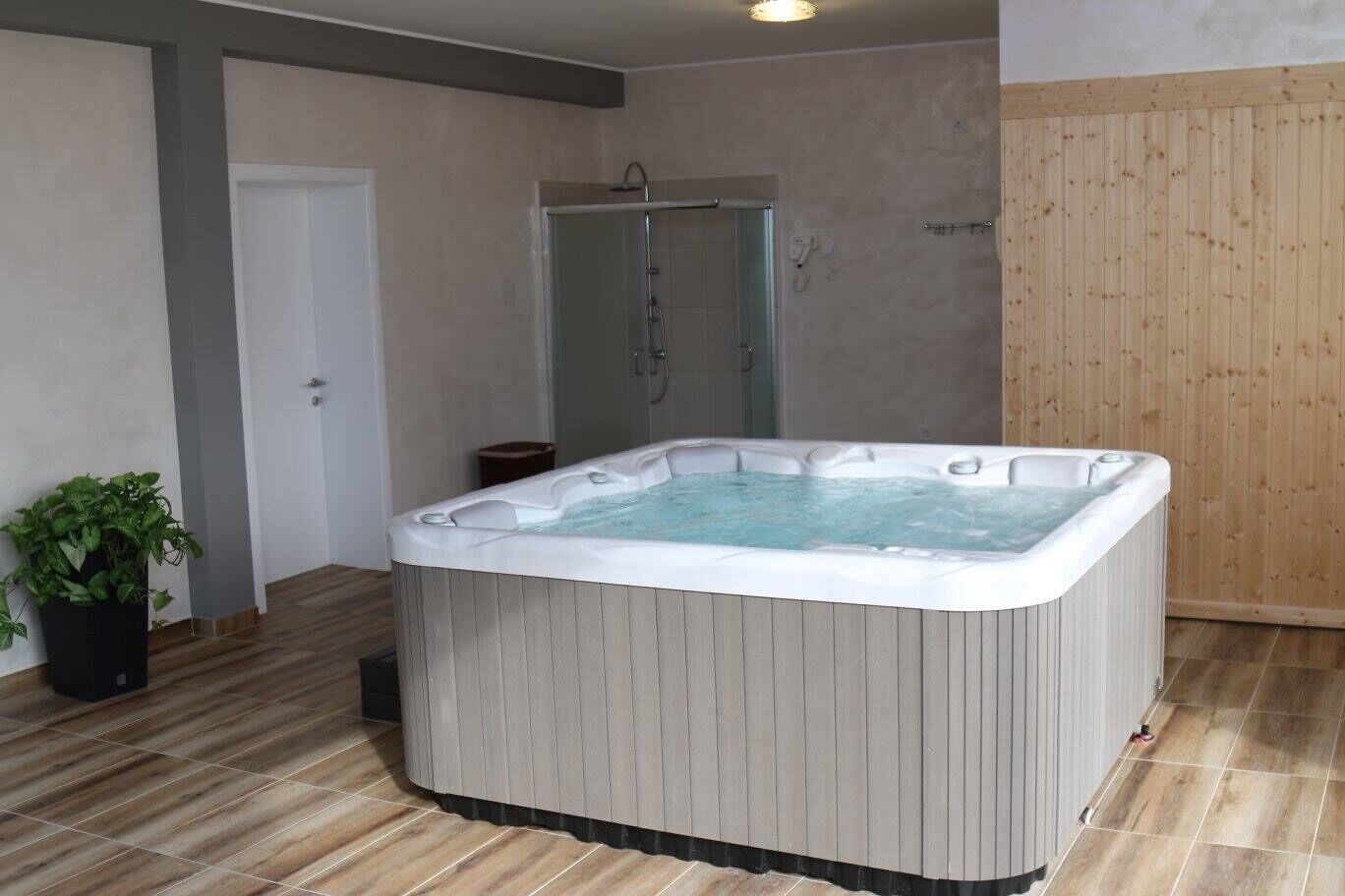 Indoor spa tub