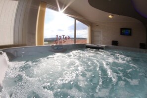 Indoor spa tub