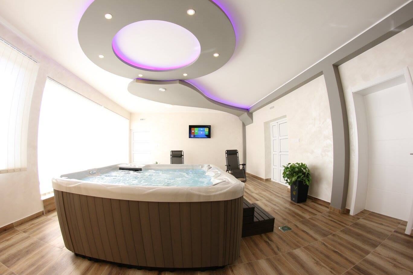 Indoor spa tub