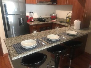 Kjøleskap, mikrobølgeovn, oppvaskmaskin og brødrister