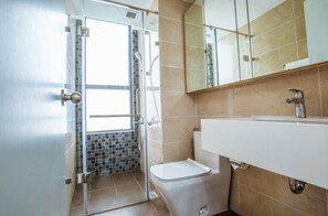 Hiustenkuivaaja, pyyhkeet, saippua, sampoo