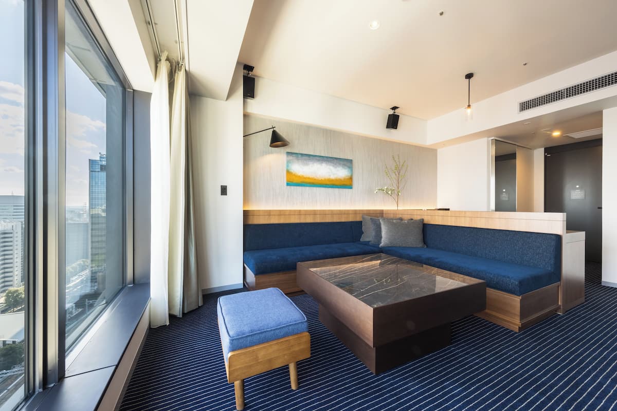 suite | living area | 49-inch flat-screen tv with digital channels, tv, netflix