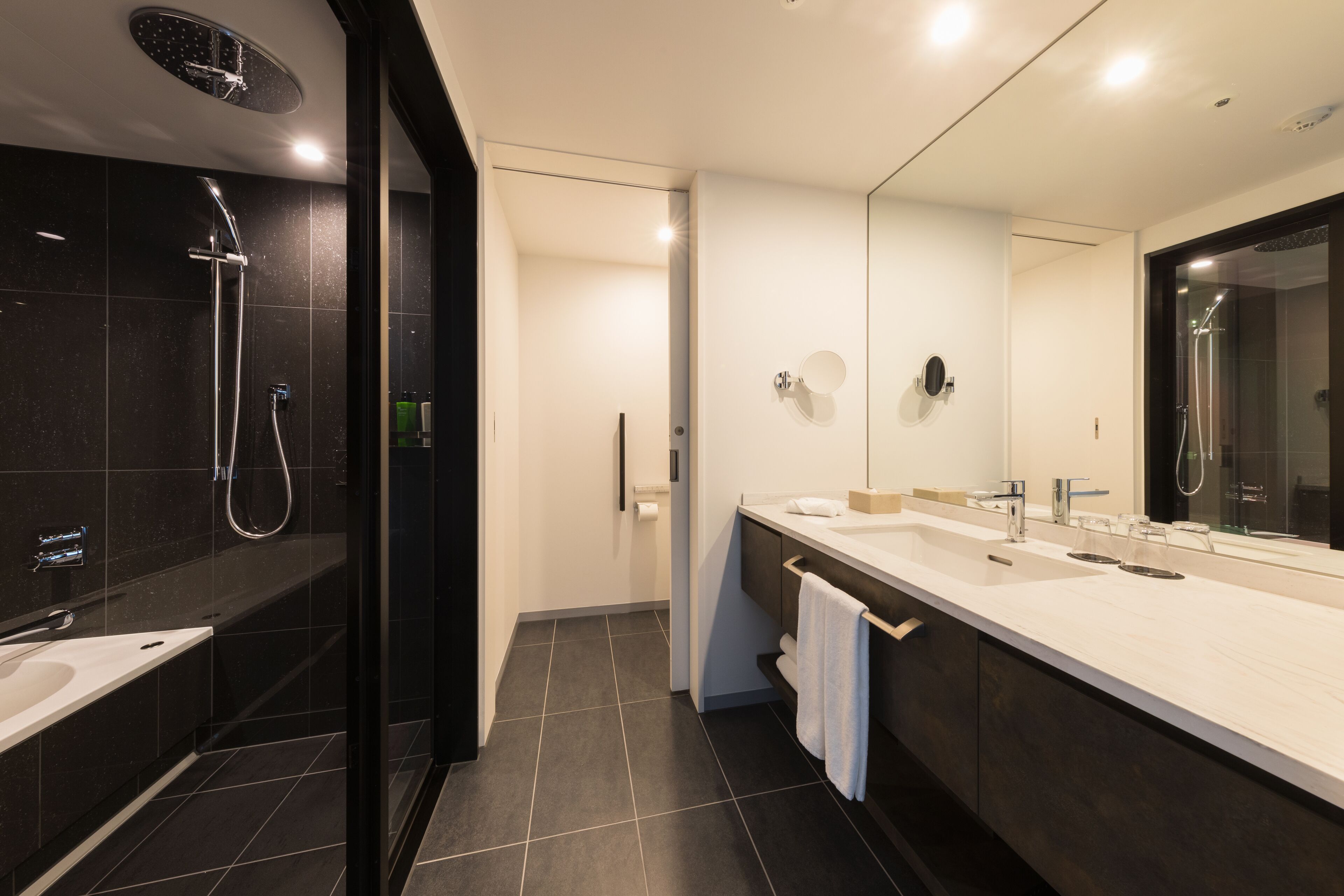 Badewanne und Dusche (separat), Regendusche, kostenlose Toilettenartikel