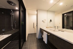 Separate bathtub and shower, rainfall showerhead, free toiletries - Hotel Metropolitan Kawasaki (Kawasaki)