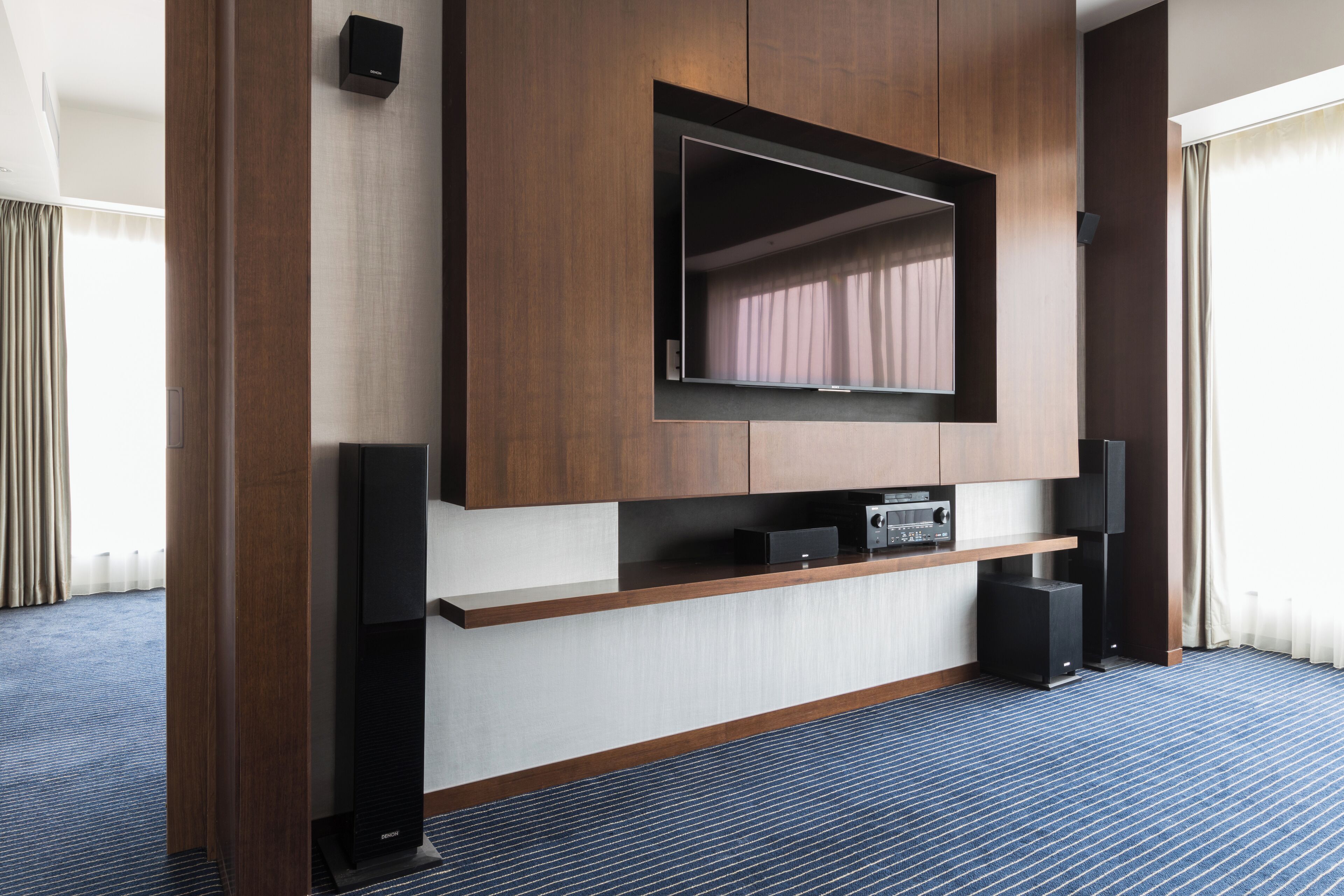 suite | 1 bedroom, down duvets, free minibar, in-room safe