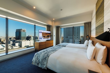 Suite | Down comforters, free minibar, in-room safe, blackout drapes
