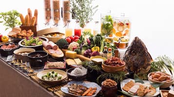 Daily buffet breakfast (JPY 2800 per person)