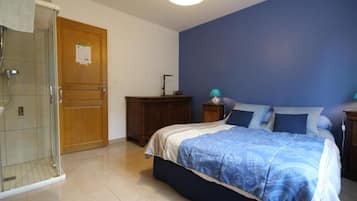 Habitación doble | Cortinas blackout, insonorización, wifi gratis y ropa de cama