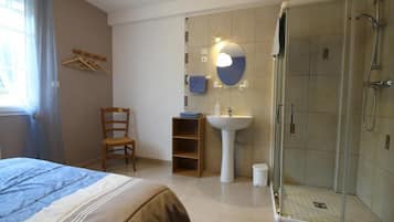 Quarto casal | Banheiro | Chuveiro, toalhas de banho