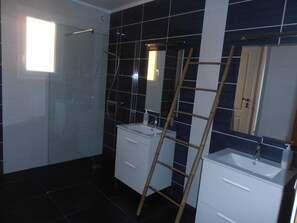 Shower, towels - Chambres sous les vignes du Buttois (Bussy-le-Grand)