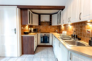 Leilighet – classic, 3 soverom | Eget kjøkken | Kjøleskap, mikrobølgeovn, ovn og kokeplater