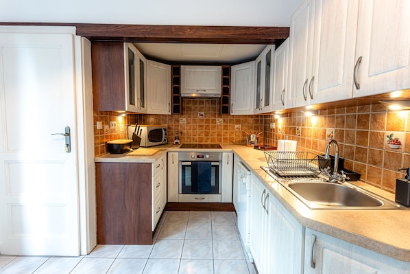 Classic Apartment, 3 Bedrooms | Private kitchen | Full-sized fridge, microwave, oven, stovetop