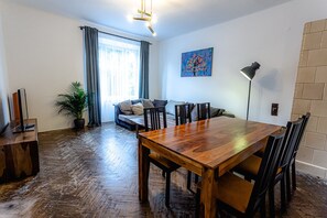 Leilighet – classic, 3 soverom | Oppholdsrom | TV