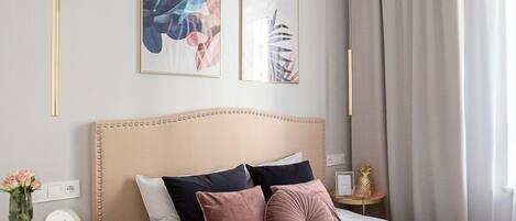 Escritorio, tabla de planchar con plancha, wifi gratis y ropa de cama