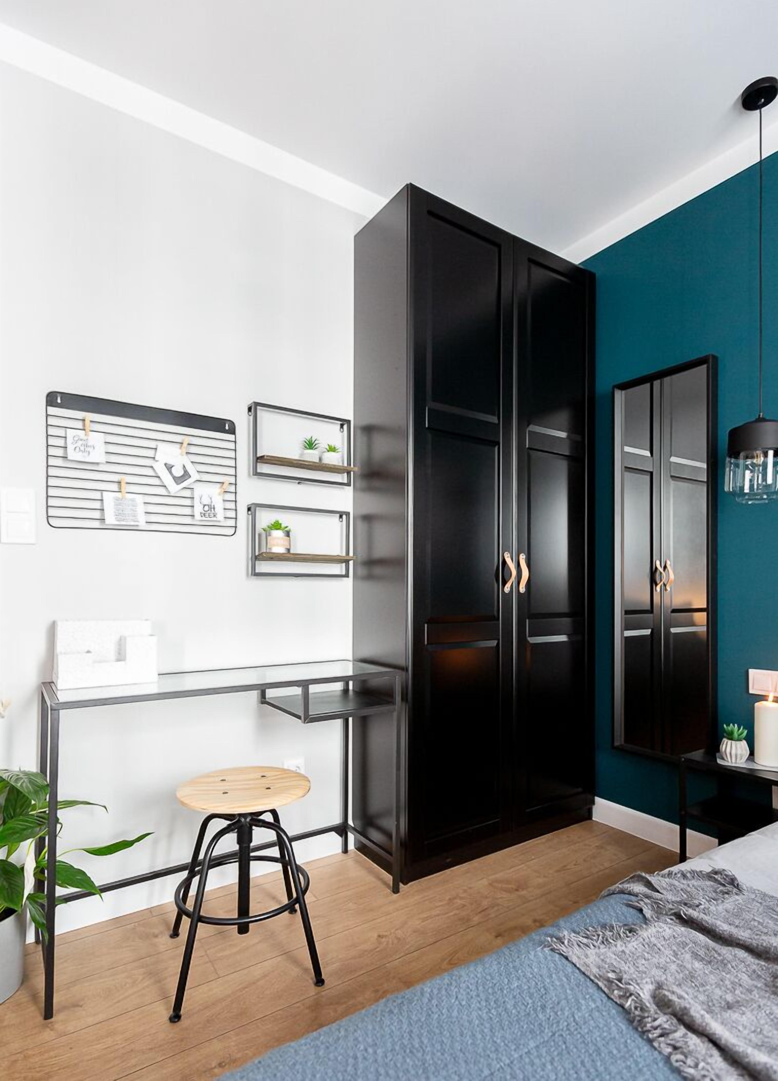 Un dormitorio moderno con un armario grande, un escritorio y una silla.