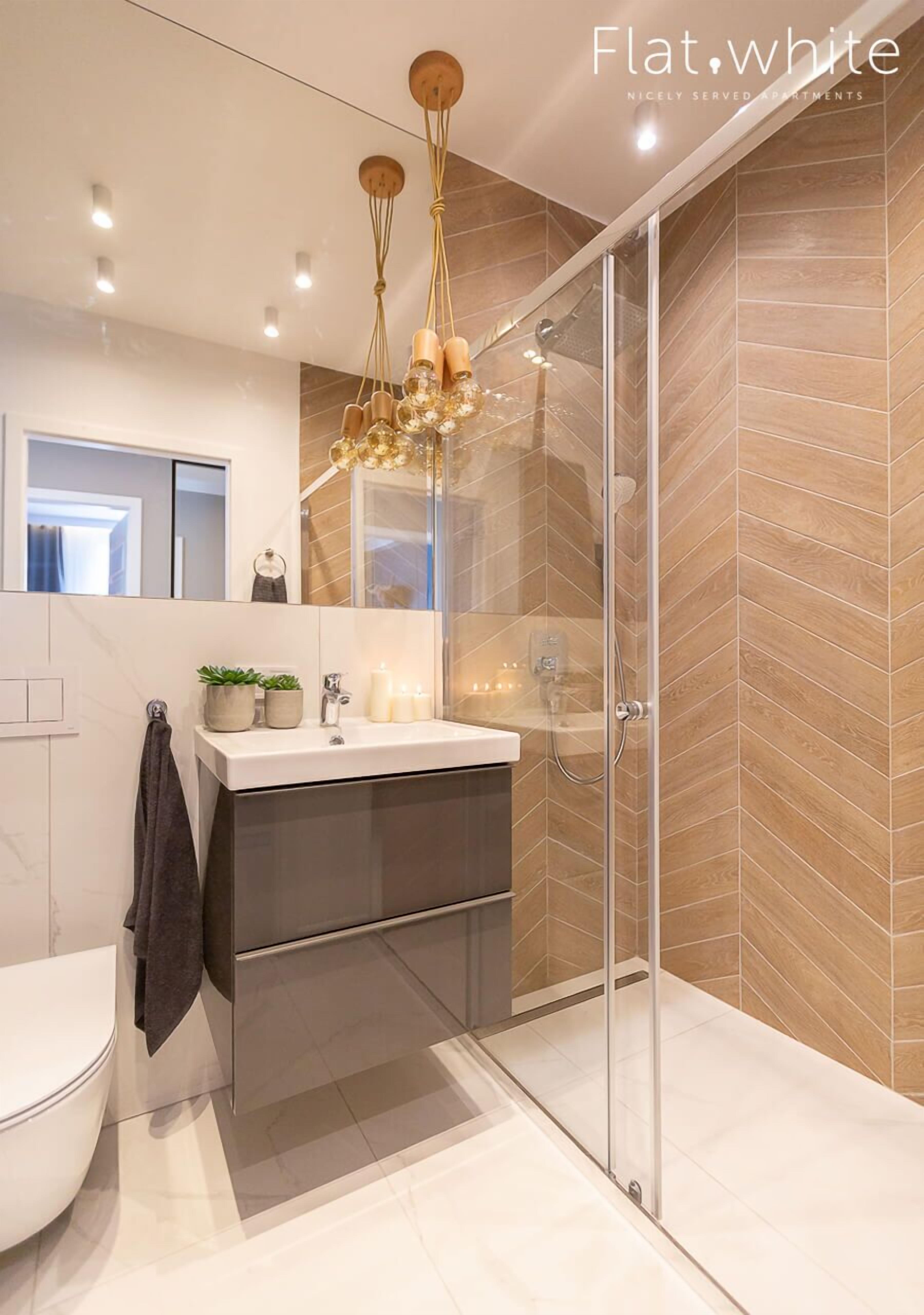 Exclusive Apartment, 1 Bedroom (Obywatelska 47B-14/2) | Baño | Ducha, toallas, jabón y champú