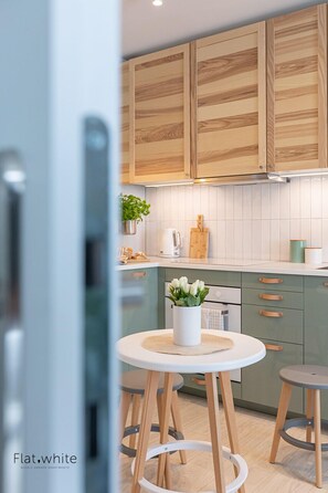 Deluxe Apartment (Obywatelska 47B-14/1) | Private kitchenette | Fridge, microwave, oven, stovetop