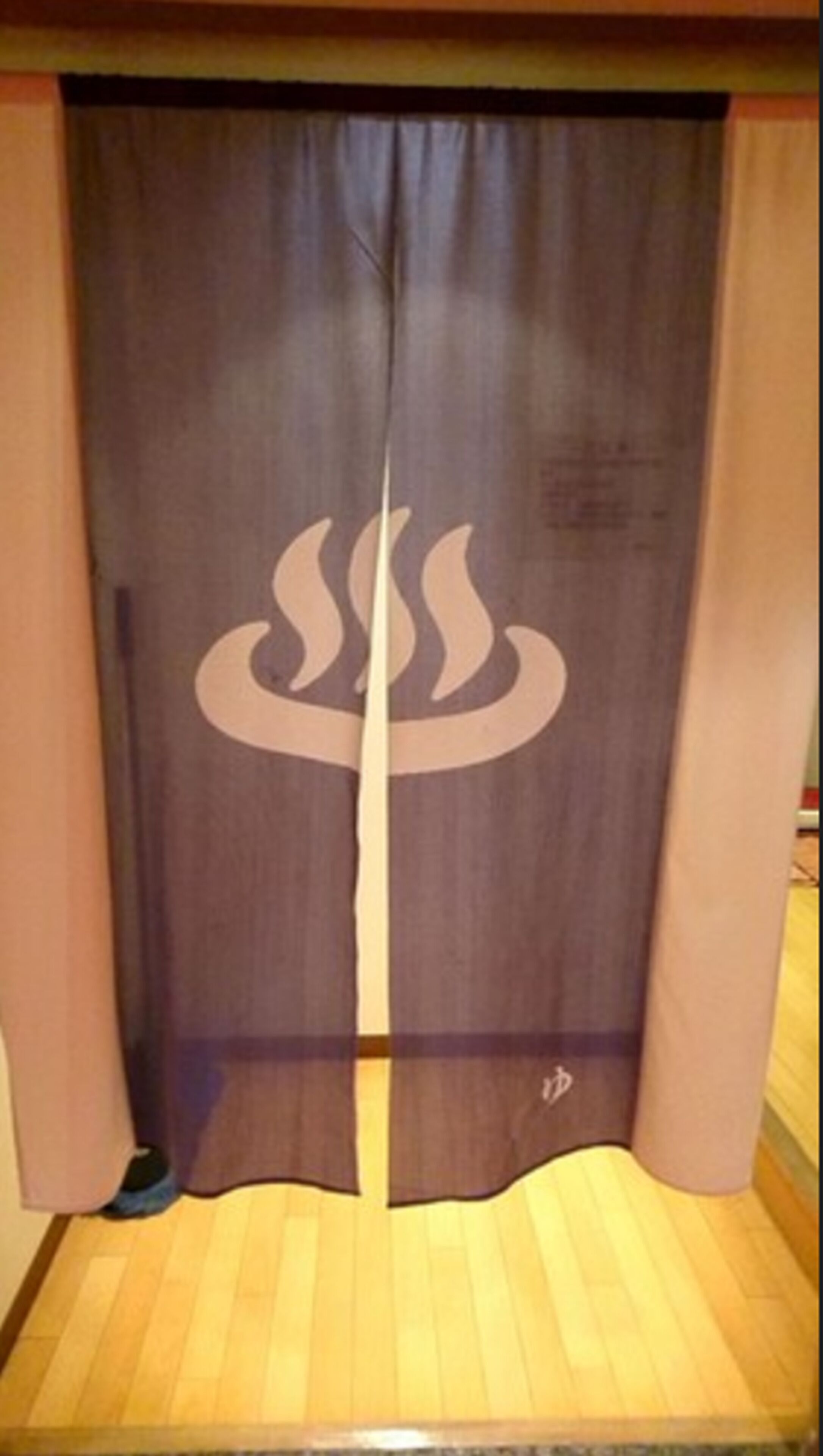 Una habitación con puerta corredera que muestra un logotipo.