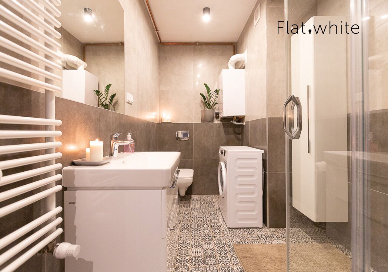 Apartment (Zamkowa 4) | Bathroom | Shower, towels, soap, shampoo