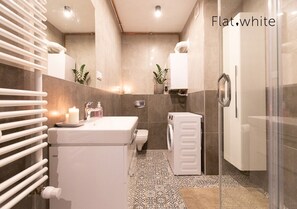 Apartment (Zamkowa 4) | Bathroom | Shower, towels, soap, shampoo - Flat White Apartamenty Zamkowa (Zielona Gora)