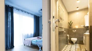 Departamento (Zamkowa 6) | Baño | Regadera, toallas, jabón, shampoo