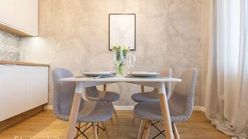 Apartment (Zamkowa 4) | Essbereich im Zimmer