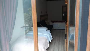 Desk, soundproofing, free WiFi, wheelchair access