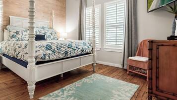 3 habitaciones, escritorio y tabla de planchar con plancha