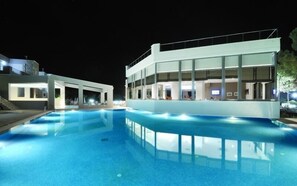 Seasonal outdoor pool, pool umbrellas, sun loungers - Krotiri Resort (Sithonia)