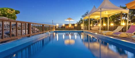 Una piscina al aire libre de temporada