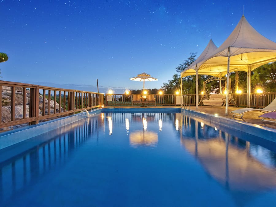 Kolam renang terbuka bermusim