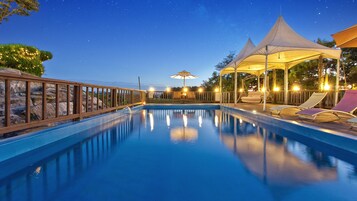 Una piscina al aire libre de temporada