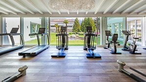 Ein Fitnessstudio mit Laufbändern, Crosstrainern und Ergometer.
