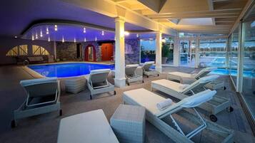 Innenpool, Außenpool (je nach Saison geöffnet), Sonnenschirme