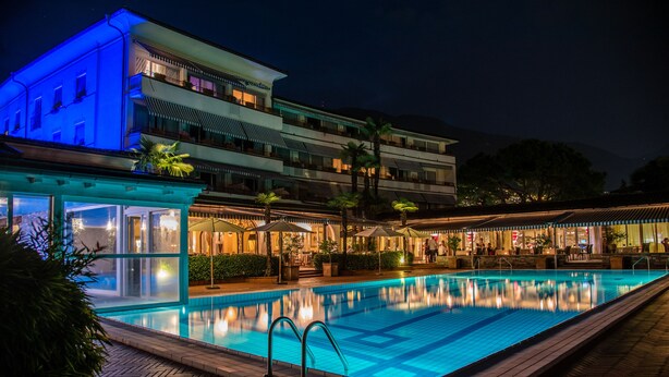 Ein Hotel mit Schwimmbad, Außenbereich und einem mehrstöckigen Gebäude mit Balkonen.