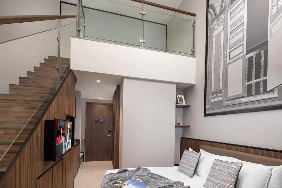 Deluxe Loft, 1 Bedroom | 1 bedroom, in-room safe, soundproofing, iron/ironing board