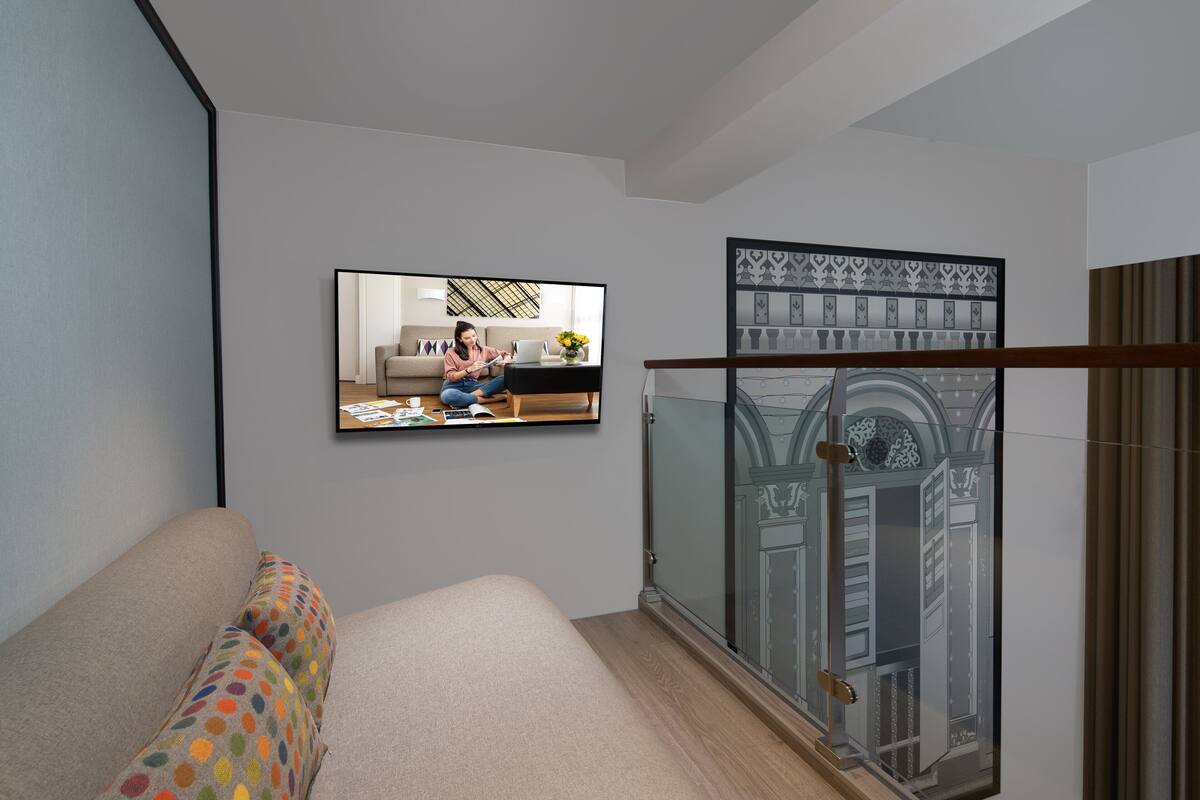 Deluxe Loft, 1 Bedroom | In-room safe, soundproofing, iron/ironing board, bed sheets