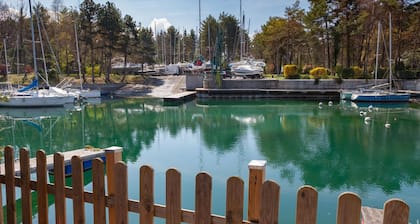 villa pieds dans l'eau rénovée avec place d'amarrage bateau 10 métres