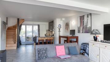 Ălytelevisio, videopelejĂ€, DVD-soitin, pöytĂ€tennispöytĂ€