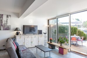 TV connectée, jeux vidéo, lecteur de DVD, table de tennis de table